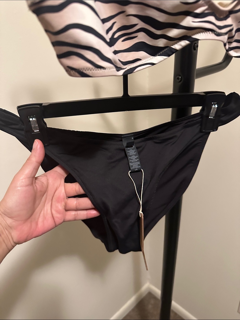 Skims Signature โ Plunge Triangle Swim - Picture 4 of 10